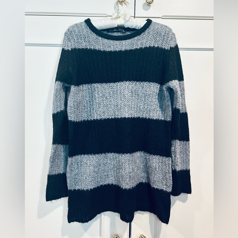 ⬇️Zara Stripe Sweater Size L